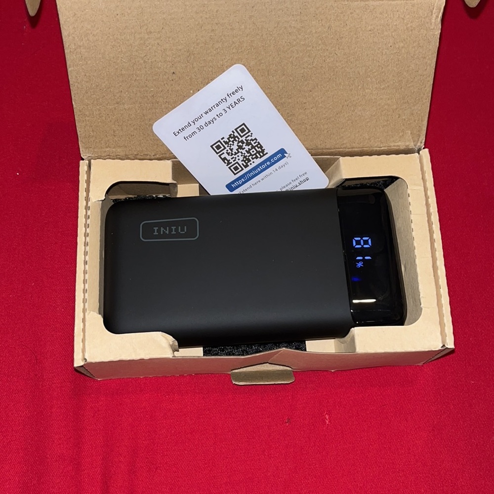 🚨BRAND NEW 🚨Portable Charger & Flash Light